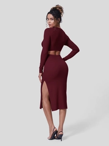 Conjunto de dos piezas ajustado marrón rojizo oscuro con top corto de manga larga y falda midi