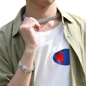 Ensemble collier et bracelet maille cubaine argentée avec diamants brillants sur mannequin