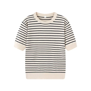 Pull en maille beige minimaliste à col rond avec des rayures noires classiques