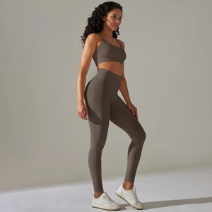 Vista laterale dettagliata del reggiseno sportivo a costine e leggings a vita alta