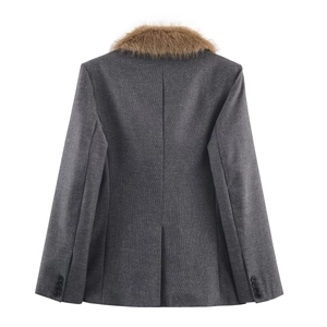 Veste cintrée gris foncé avec col en fausse fourrure marron, vue de dos pour femme