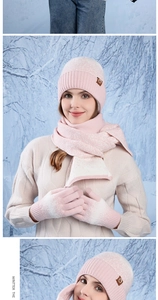 Détail de l'ensemble bonnet, écharpe et gants en tricot dégradé rose et blanc doublé polaire