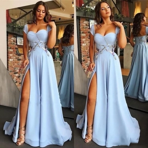 Elegantes hellblaues Abendkleid aus Satin mit Blumenstickerei und hohem Beinschlitz