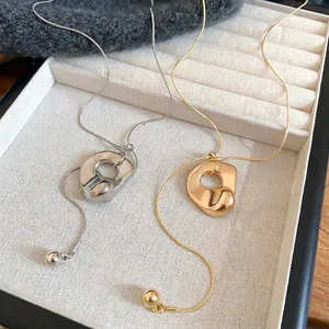 Minimalistische unregelmäßige flüssige Kreisanhänger-Halsketten in Gold und Silber