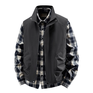 Schwarze Outdoor-Anglerweste für Herren mit klassischem Karohemd für die Freizeit