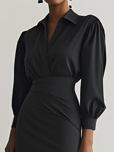 Detail von tiefem V-Ausschnitt und geraffter Taille am schwarzen Langarmkleid