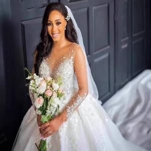 Elegante abito da sposa bianco a maniche lunghe con scollo a V, paillettes e perle