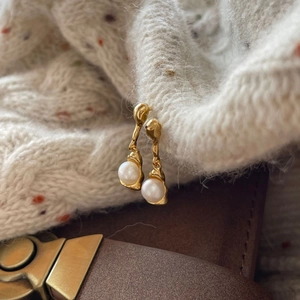Elegant 925 sterling silver gold earrings with irregular pearls and minimalist French style
