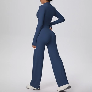 Détail des poignets passe-pouce de la veste de sport marine et du pantalon de yoga