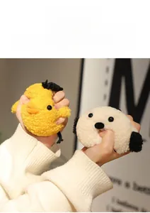 Détail d'une peluche animale pressée pour montrer sa texture et sa qualité de rebond