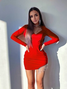 Sexy rotes Langarm-Minikleid mit funkelnden silbernen Fransen am Rocksaum