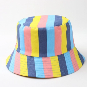 Détail du chapeau bob en coton à rayures verticales colorées avec coutures précises