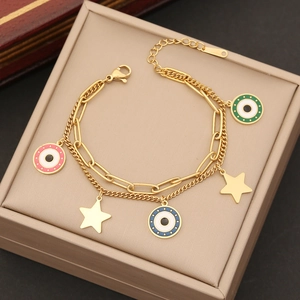 Bracciale a doppia catena dorata con ciondoli a forma di occhio e stelle su scatola