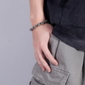 Nahaufnahme der 8mm Byzantinischen Gliederkette am Handgelenk im Hip-Hop-Stil