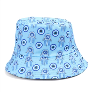Dettaglio cappello a secchiello azzurro con stampe Mano di Fatima e Malocchio
