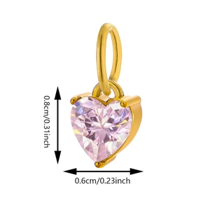 Detailansicht eines rosa Herz-Zirkon-Anhängers in Goldfassung mit Maßen 0,8 cm x 0,6 cm