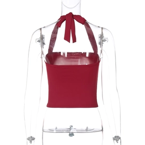 Détail du dos d'un haut licou rouge avec bretelles à nouer sur un mannequin de couture