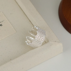Makroaufnahme von S925 Sterlingsilber Ring mit Spitzenmuster, Punze und offener Ringschiene