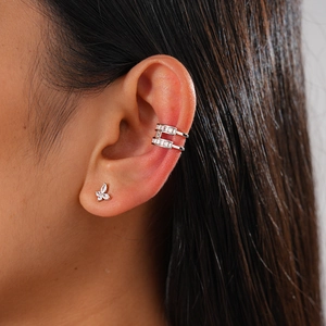 Nahaufnahme der silbernen Ohrmanschette mit Zirkonia und kleinem Schmetterlingsstecker