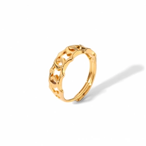 Détail macro d'une bague tressée dorée à mailles avec anneau ouvert réglable et chic