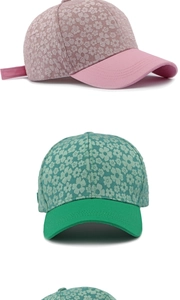 Détail de la broderie jacquard florale et bord contrasté sur des casquettes bicolores