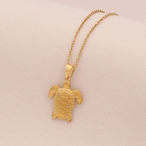 Elegante goldene Edelstahlhalskette mit einem detaillierten Meeresschildkröten-Anhänger