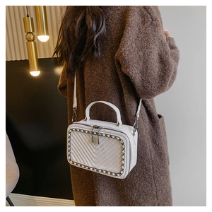 Borsa a scatola bianca con trapuntatura a V e catena indossata da una modella
