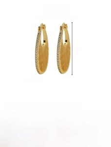 Dettaglio degli orecchini a cerchio placcati oro 18k con zirconi e trama radiale