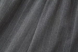 Détail macro du tissu tissé à fines rayures gris foncé montrant une texture de qualité