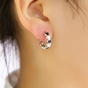 Détail de l'émail en forme de cœur sur des boucles d'oreilles créoles en argent