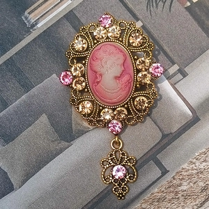 Spilla cammeo vintage in stile vittoriano con rilievo rosa e ciondolo di cristallo