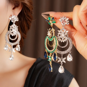 Gros plan détaillé de boucles d'oreilles vintage avec strass brillants et cristaux en goutte