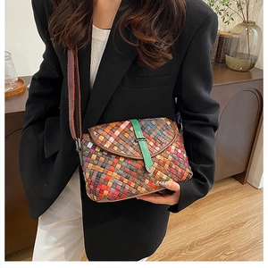 Détail du sac bandoulière tissé à la main multicolore avec boucle en cuir vert