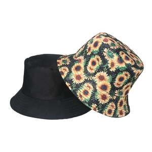 Détail d'un lot de deux bobs comprenant des motifs noirs unis et des imprimés tournesols