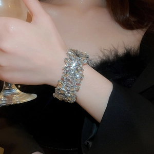 Nahaufnahme eines luxuriösen Schmetterling-Armreifs mit Kristallen für elegante Anlässe