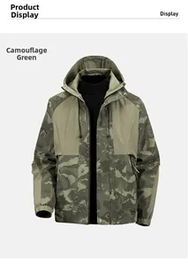 Detail van camouflage groen windjack met capuchon en praktische ritssluiting details