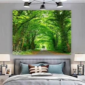 Üppiger Waldweg Wandteppich im gemütlichen, minimalistischen Schlafzimmerdekor