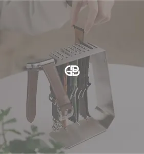 Detalle del soporte de acero 304 para correas de Apple Watch con 10 ranuras de carga