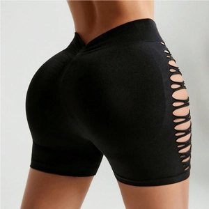 Gros plan du short de yoga noir effet push-up avec découpes latérales ajourées