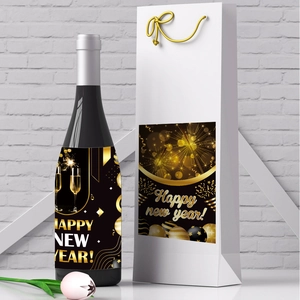 Happy New Year Weinflaschenaufkleber und passende Geschenktüten aus Papier in Schwarz-Gold