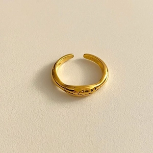 Makroaufnahme von 925er Silber Smile Ring mit Vergoldung und S925-Stempel-Gravur