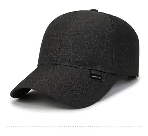 Détail de la casquette de baseball noire avec mesh texturé et étiquette sportive
