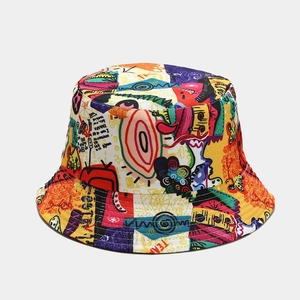 Dettaglio del cappello a secchiello graffiti con motivi colorati e cuciture rinforzate sul bordo