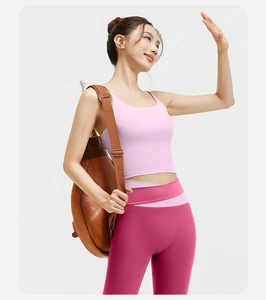 Detail der High-Waist-Leggings mit V-Ausschnitt am Bund und rosa Sport-BH im Set