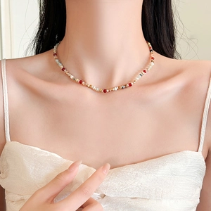 Collier de perles en cristal coloré sur mannequin avec perles naturelles et dorées