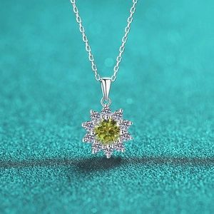 Macro-opname van een zonnebloemketting met geelgroene moissaniet en bokeh-achtergrond