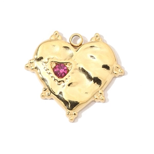 Détail d'un pendentif cœur doré avec strass rose et bordure texturée en acier inoxydable