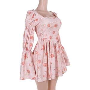Détail de l'encolure carrée et de l'imprimé rose sur cette robe courte ajustée à fleurs