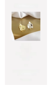 Détail macro de boucles d'oreilles en argent S925 avec textures ondulées irrégulières dorées
