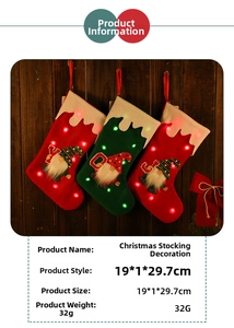 Trois chaussettes de Noël LED avec gnomes en paillettes et lettres YOJ sur bois